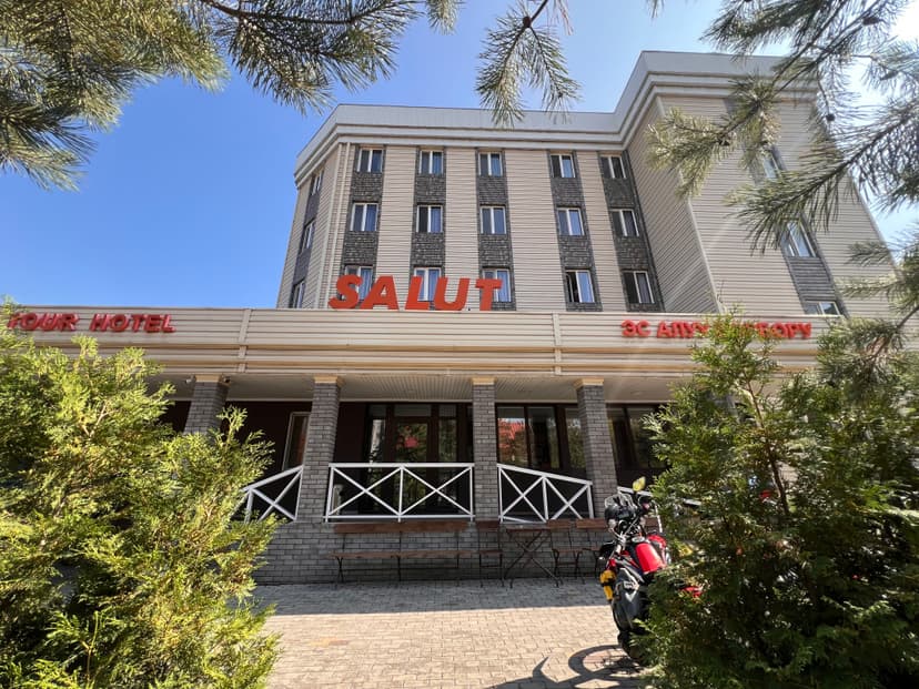 Salut Hotel