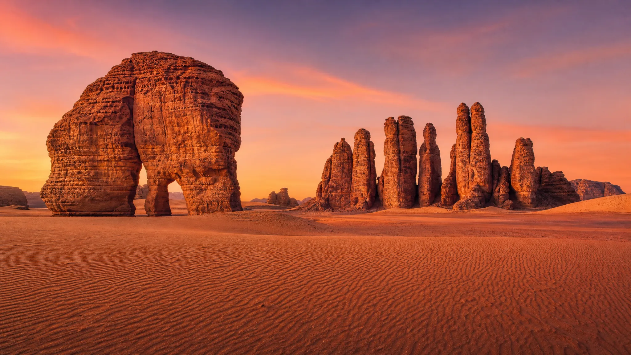 Столпы на рассвете — Elephant Rock и Seven Pillars в розовом свете восхода