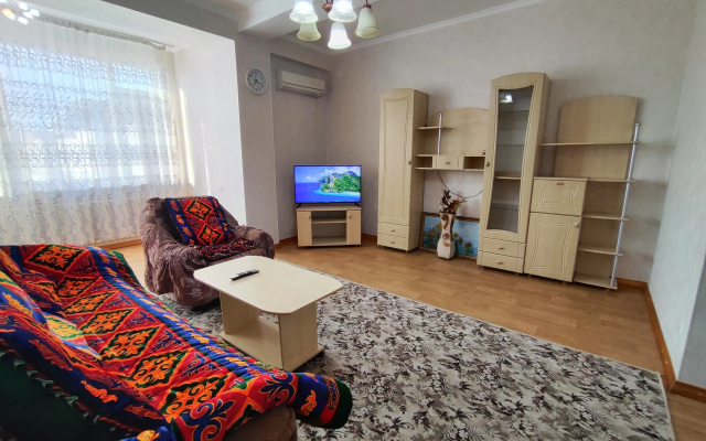 Prostornye Dvukhkomnatnye V Tsentre Bishkeka Apartments