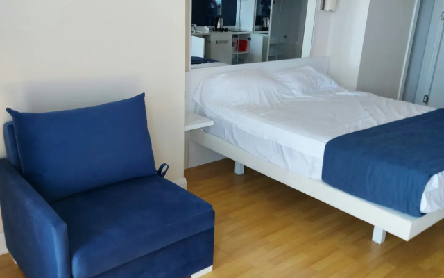 Studiya na 1 linii s vidom na more i balkonom  Apart-Hotel